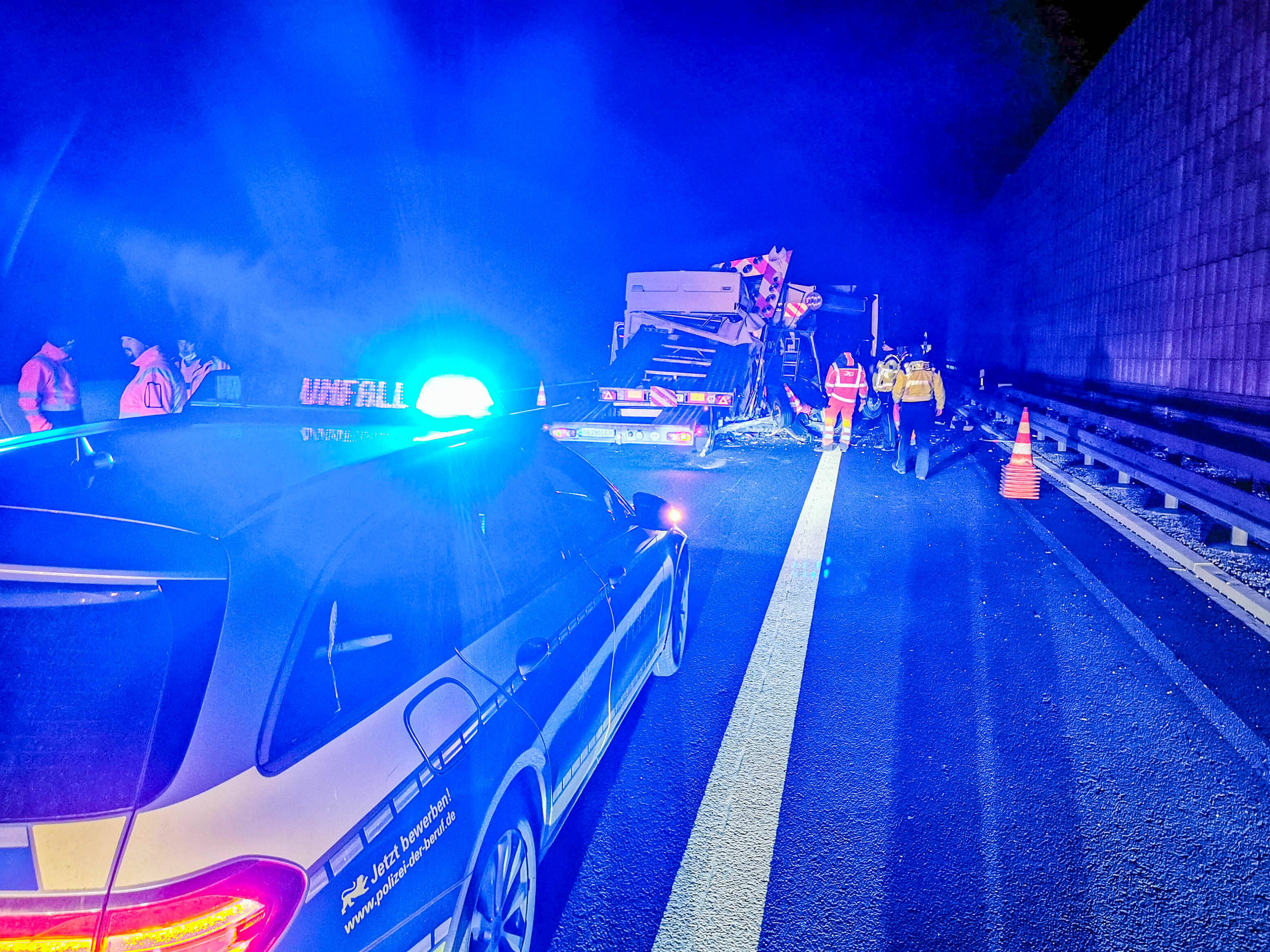 Vollsperrung! Kleinwagen zwischen zwei Lastwagen zerquetscht! Grausamer Unfall auf der Autobahn