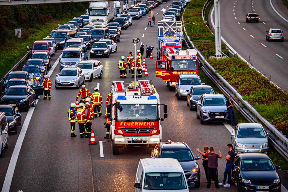 Vollsperrung! Betrunkener rast in Familienwagen! 4-köpfige Familie überschlägt sich nach Kollision!