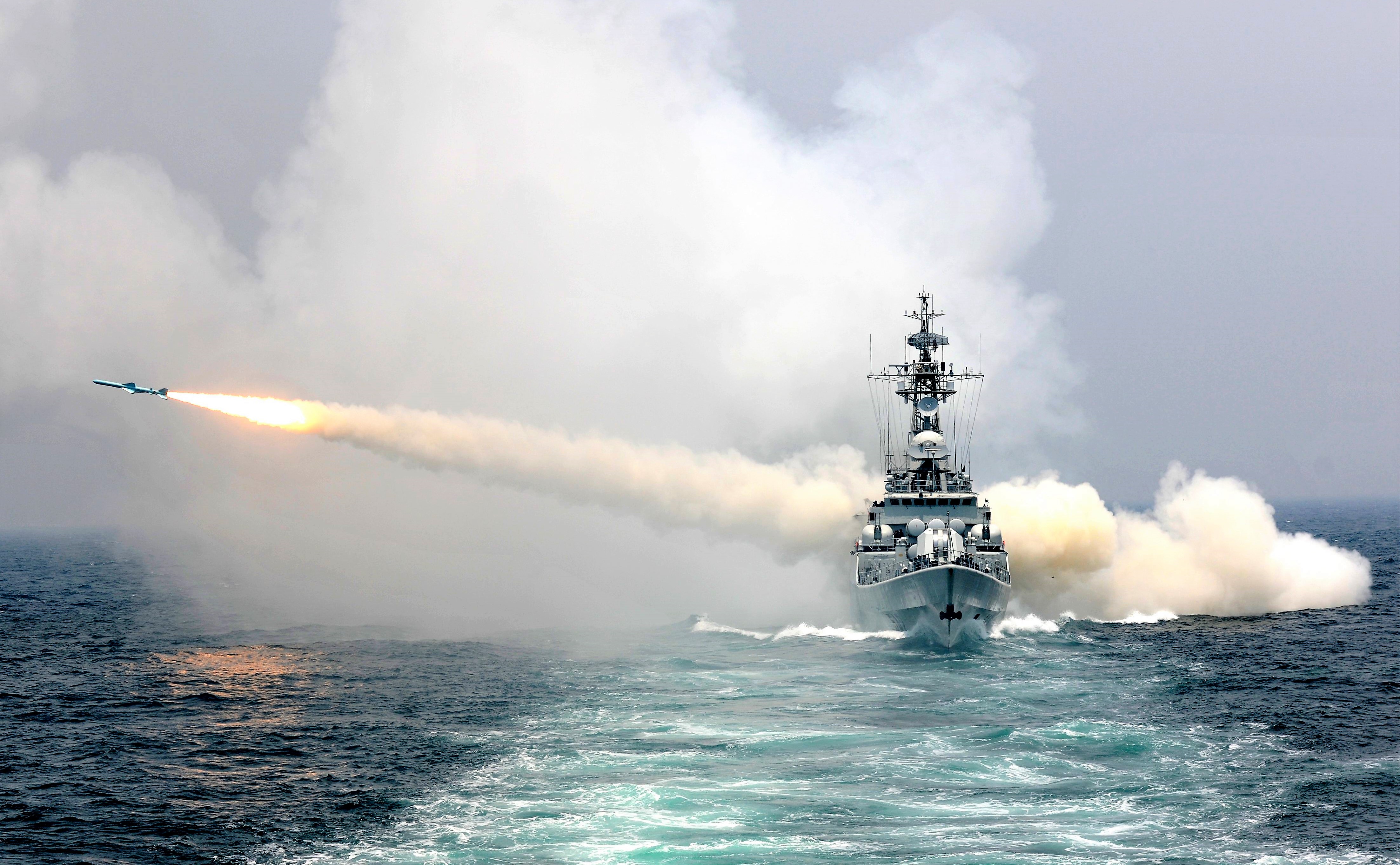 Mit Raketen bestücktes Kriegsschiff steuert in Richtung USA! Putin fordert den Westen heraus!