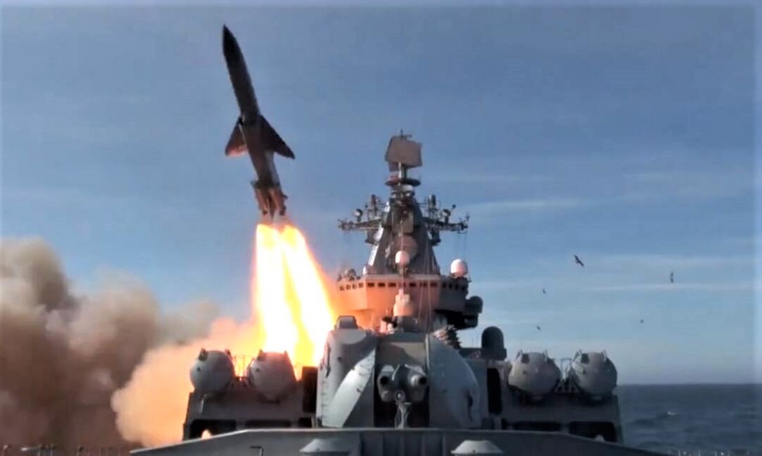 Ukraine versenkt nächstes Russen-Kriegsschiff mit NATO-Anti-Schiffs-Rakete! Putin tobt