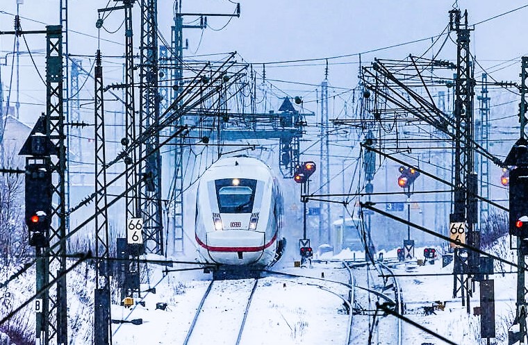 Jugendlicher steht auf Bahnstrecke – ICE musste Vollbremsung hinlegen!
