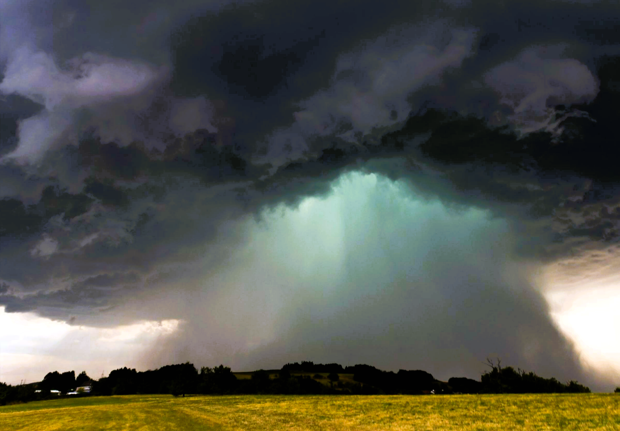 [Video] Unwetter-Chaos! Junge von Baum erschlagen - Superzelle richtet riesige Verwüstung an!