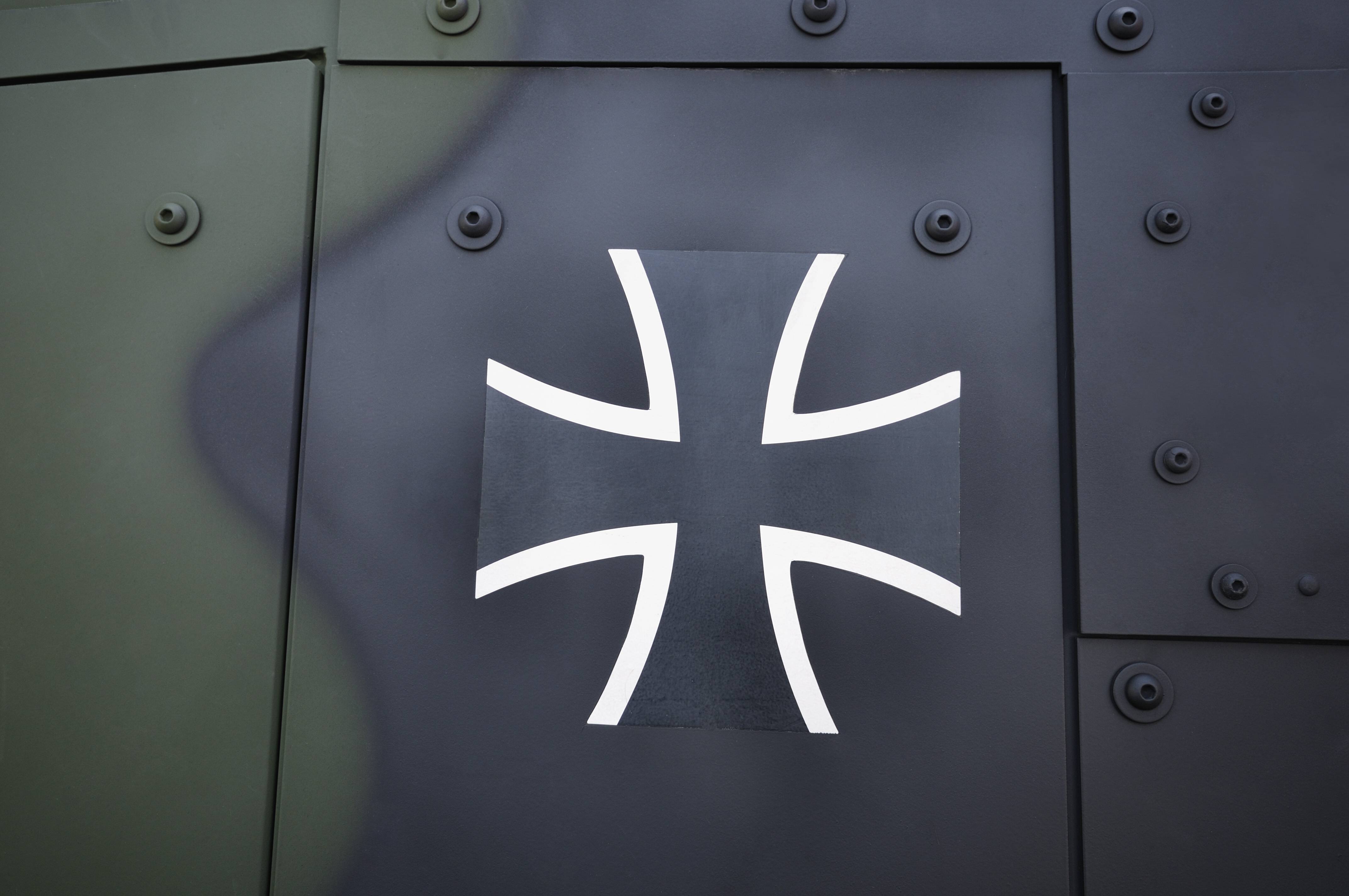 Unbekannte Drohen stürzt auf deutscher Militärbasis ab! Aufregung am Fliegerhorst Erding