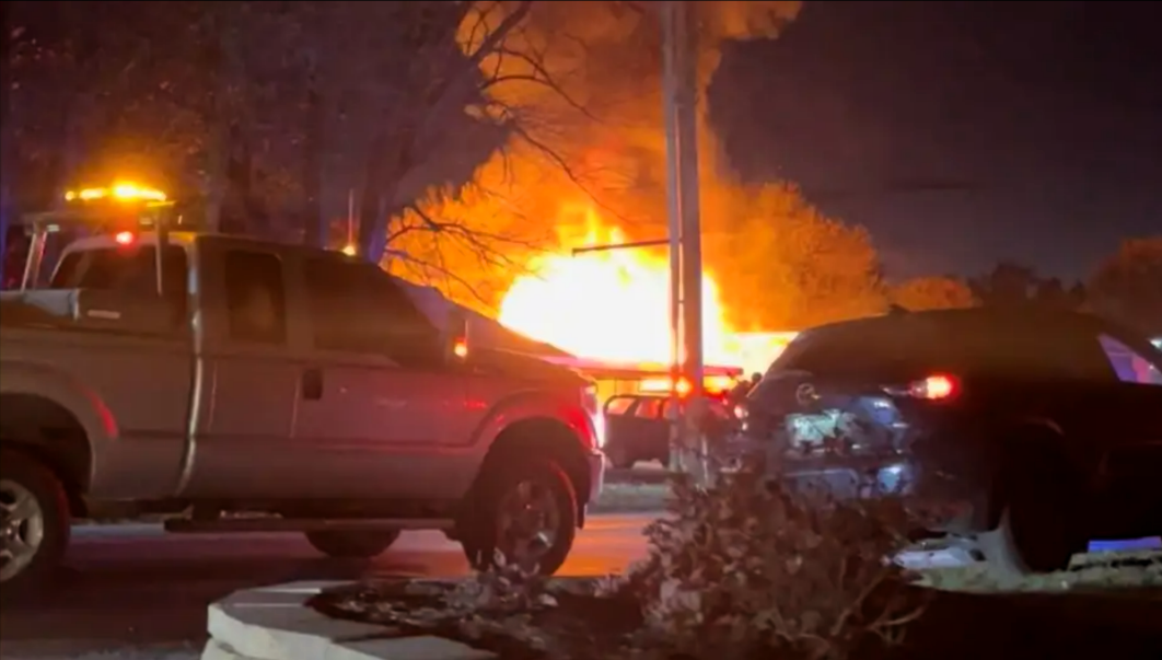 Handwerker explodiert mit seinem Transporter! Wagen explodiert beim Öffnen - Mann schwer verletzt