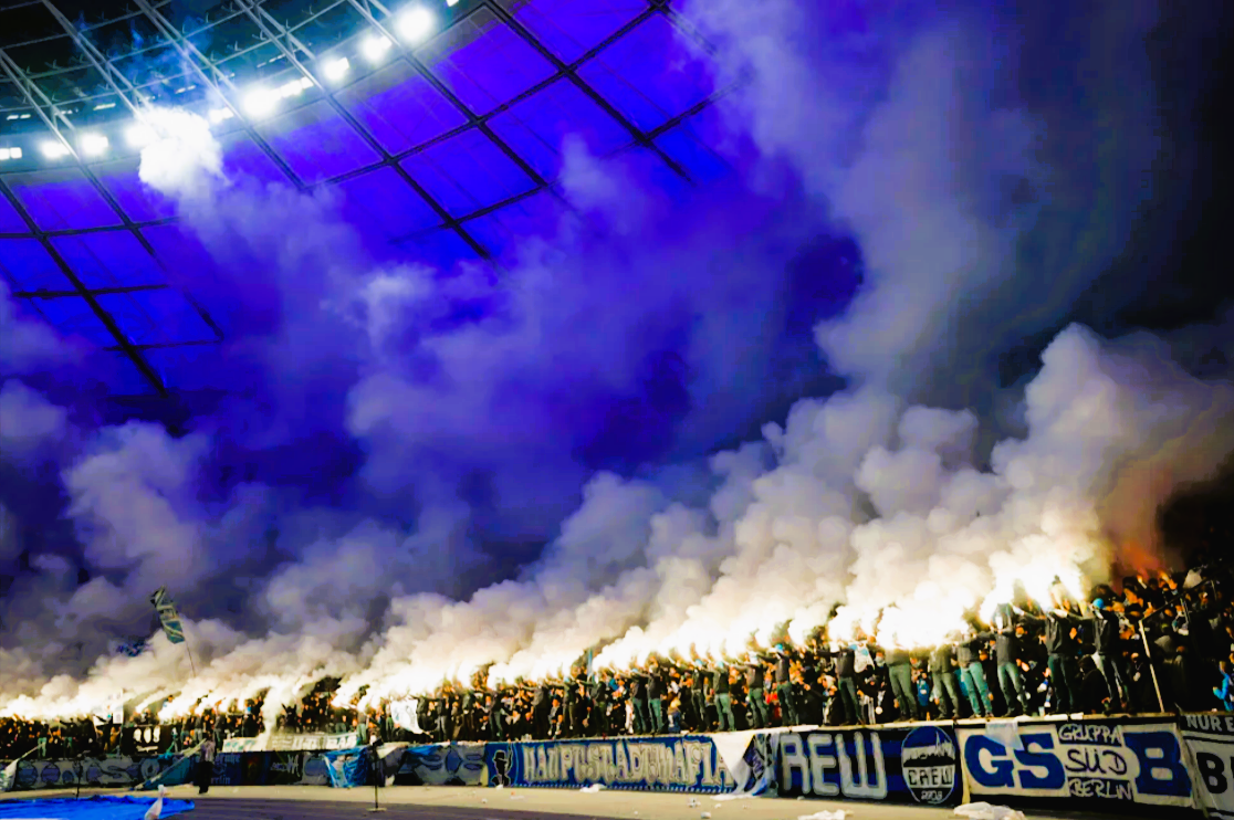 Tragödie in der Bundesliga! Fan stürzt von Tribüne - Rettungskräfte versuchen alles!