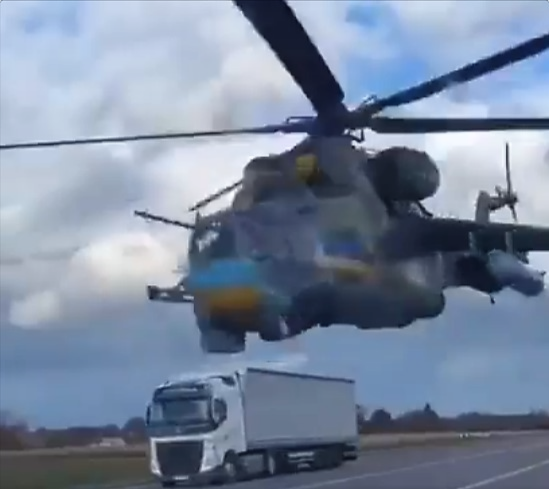 Wahnsinns-Video! Ukrainischer Kampfhubschrauber fliegt zwischen LKWs auf der Autobahn um Radar zu entgehen!