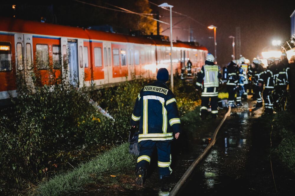 Tödliches Zugunglück in Niedersachsen! Mann liegt tot neben den Gleisen - Lokführer schlägt Alarm