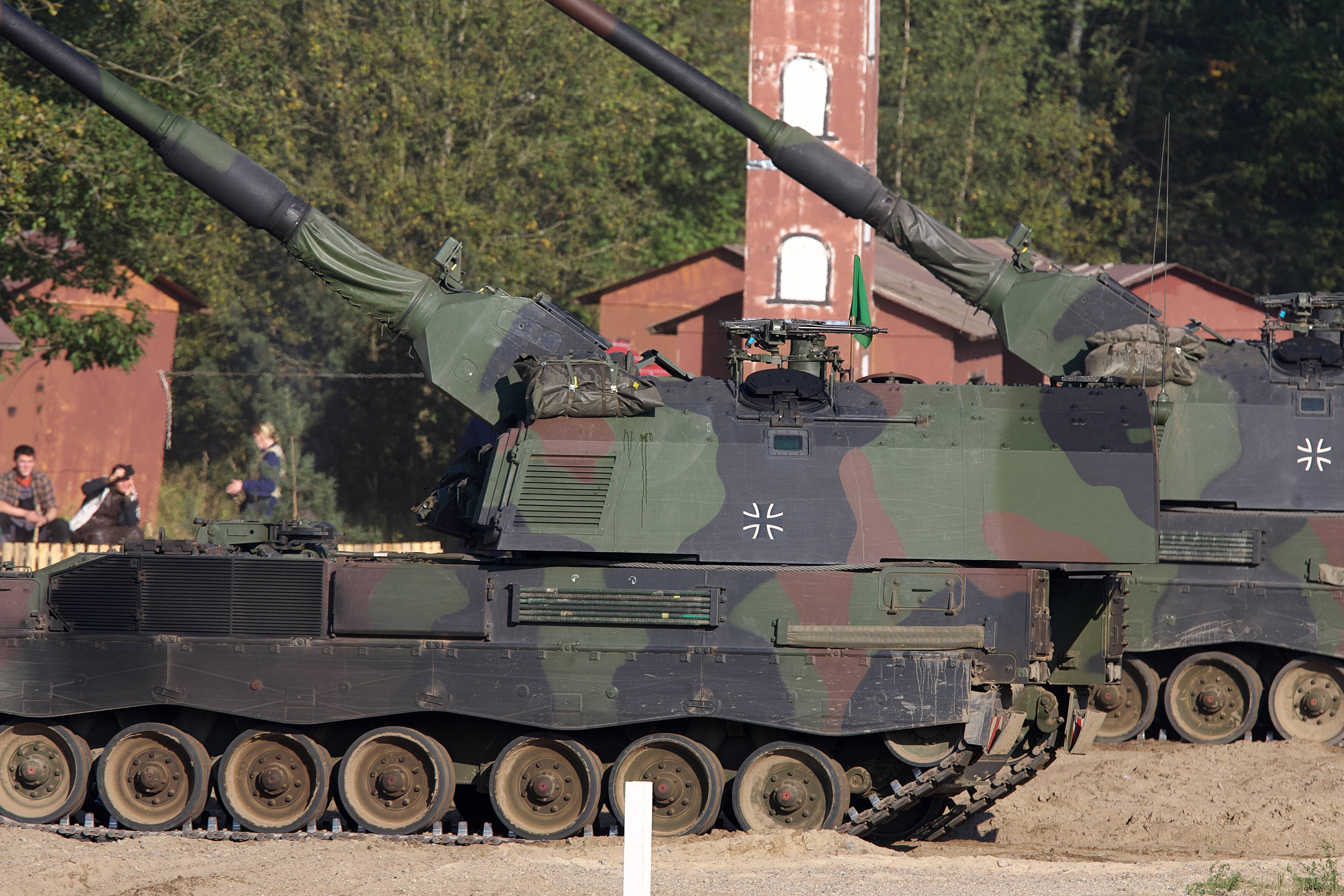 Endlich! Neue Waffen für die Bundeswehr - Verteidigungsministerium kauft neue Panzerhaubitzen