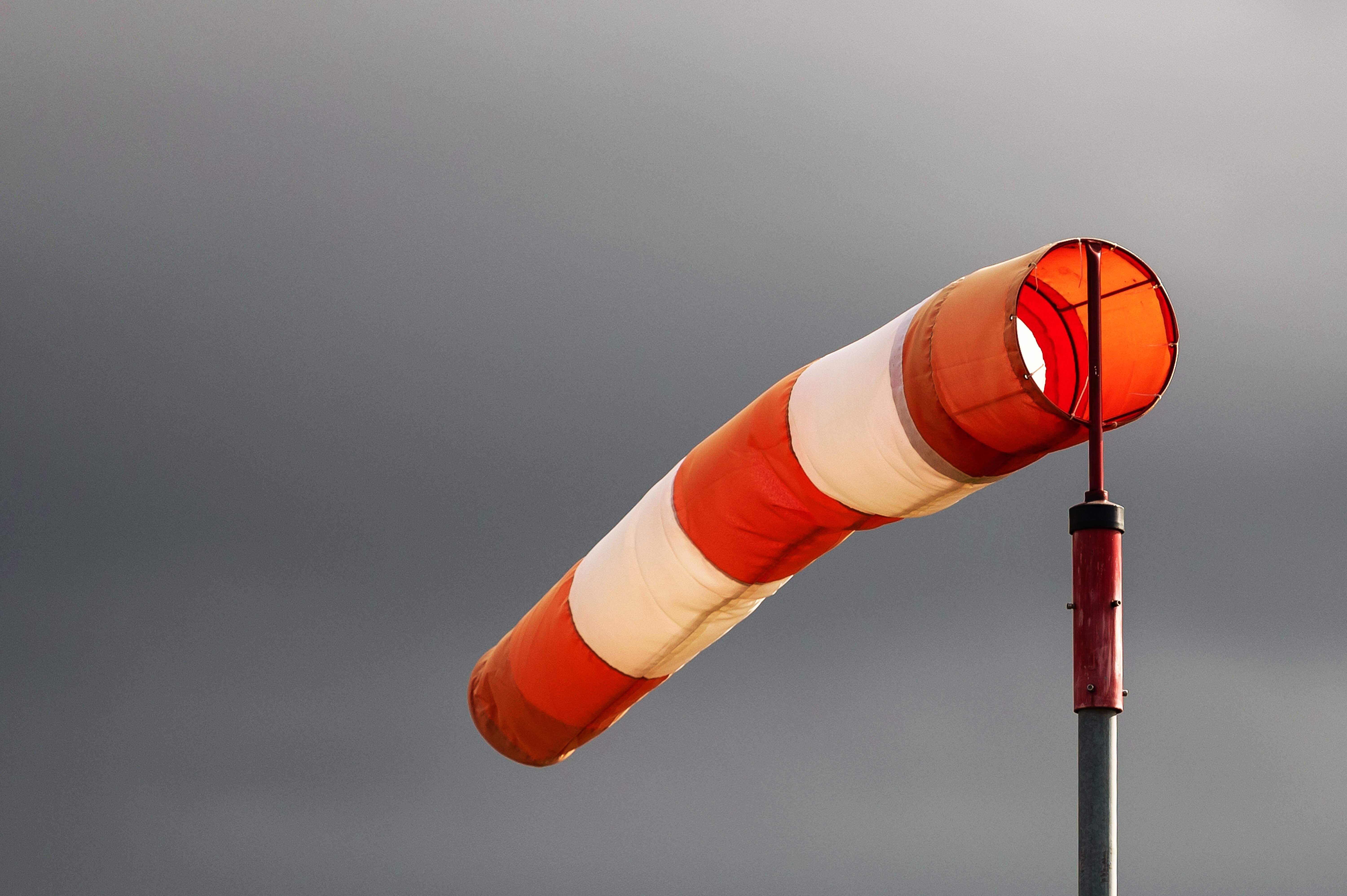 Warnstufe Rot! Orkanböen und schwere Gewitter bedrohen 16 deutsche Landkreise!