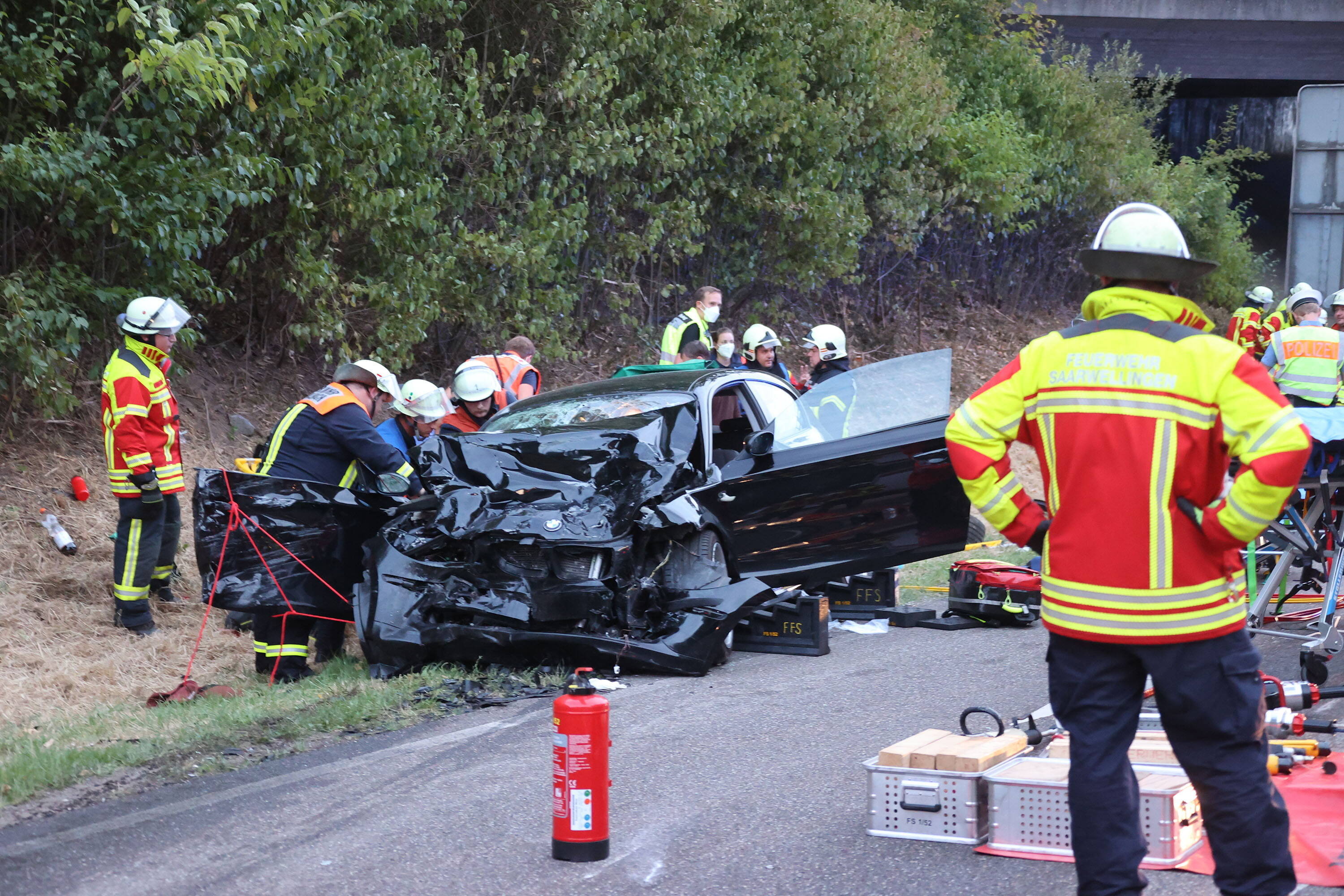 Vollsperrung nach Horror-Unfall! Wagen rast in Stauende, Fahrer stirbt. Keine Rettungsgasse, Gaffer machen lieber Fotos! 