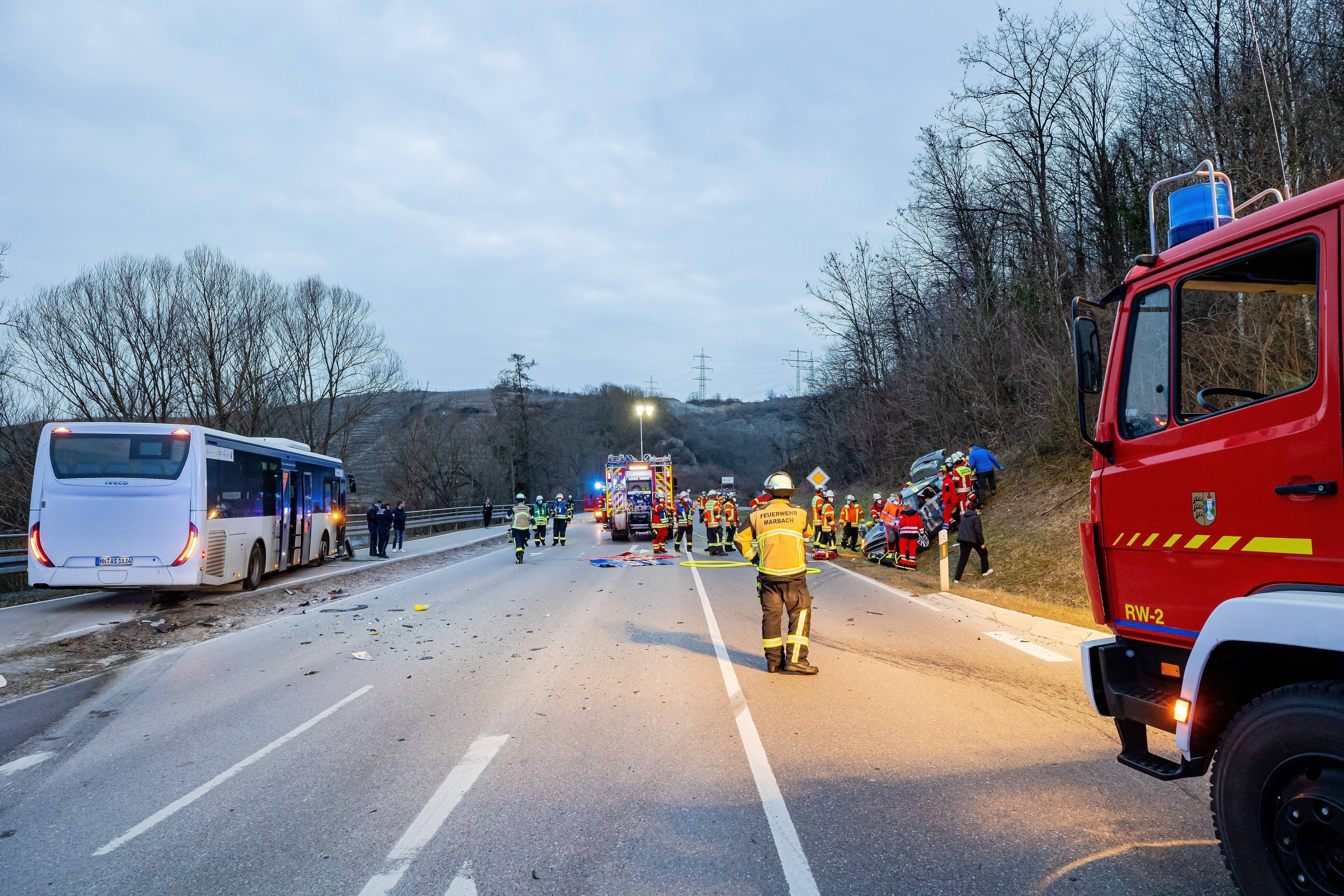 Schlimmer Unfall  - Wagen regelrecht aufgeschlitzt! Autofahrer stirbt bei Horror-Crash mit Trecker!