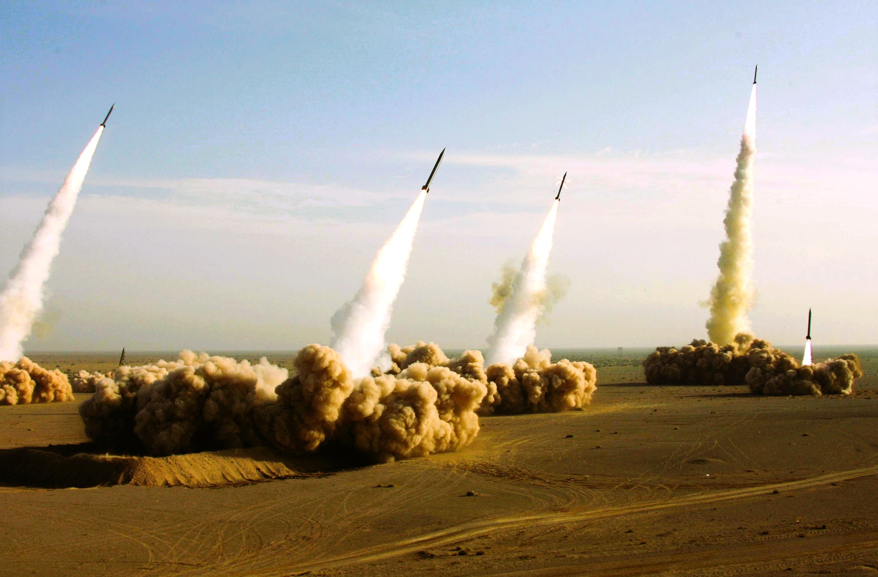 Schwerer Schlag der Russen! Ukrainischer Luftwaffenstützpunkt brennt - Rache für die Krimbrücke!