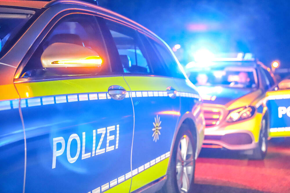 Polizisten schwer verletzt! Syrer greift Polizisten mit abgebrochener Flasche an und richtet Blutbad an
