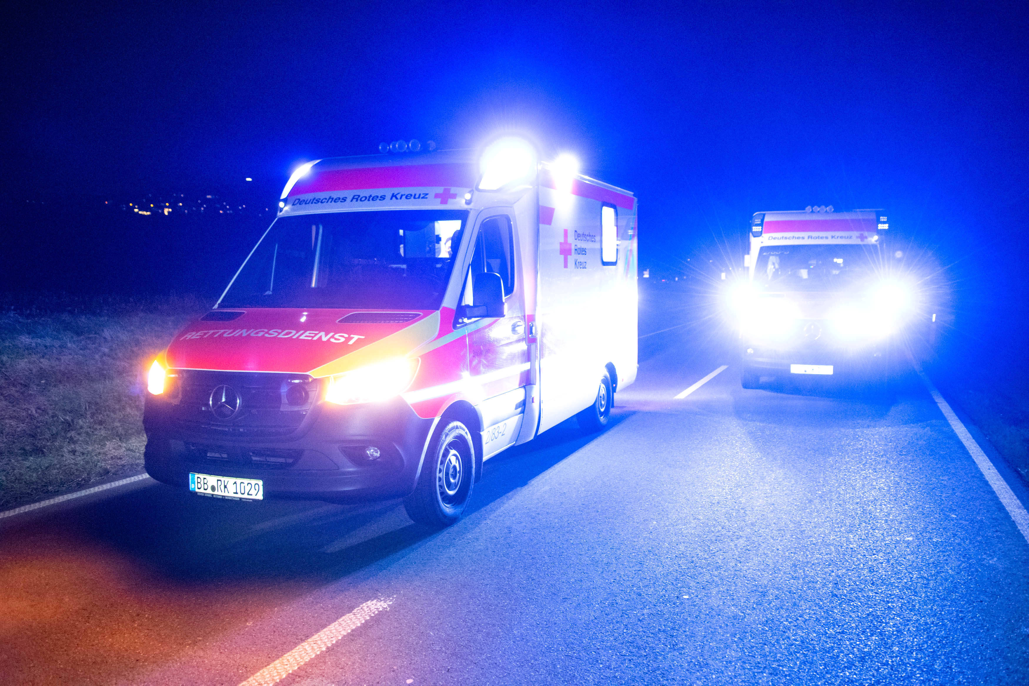 Vollsperrung! Auto wendet auf Bundesstraße - Biker können nicht mehr reagieren! 1 Toter, eine schwer Verletzte!