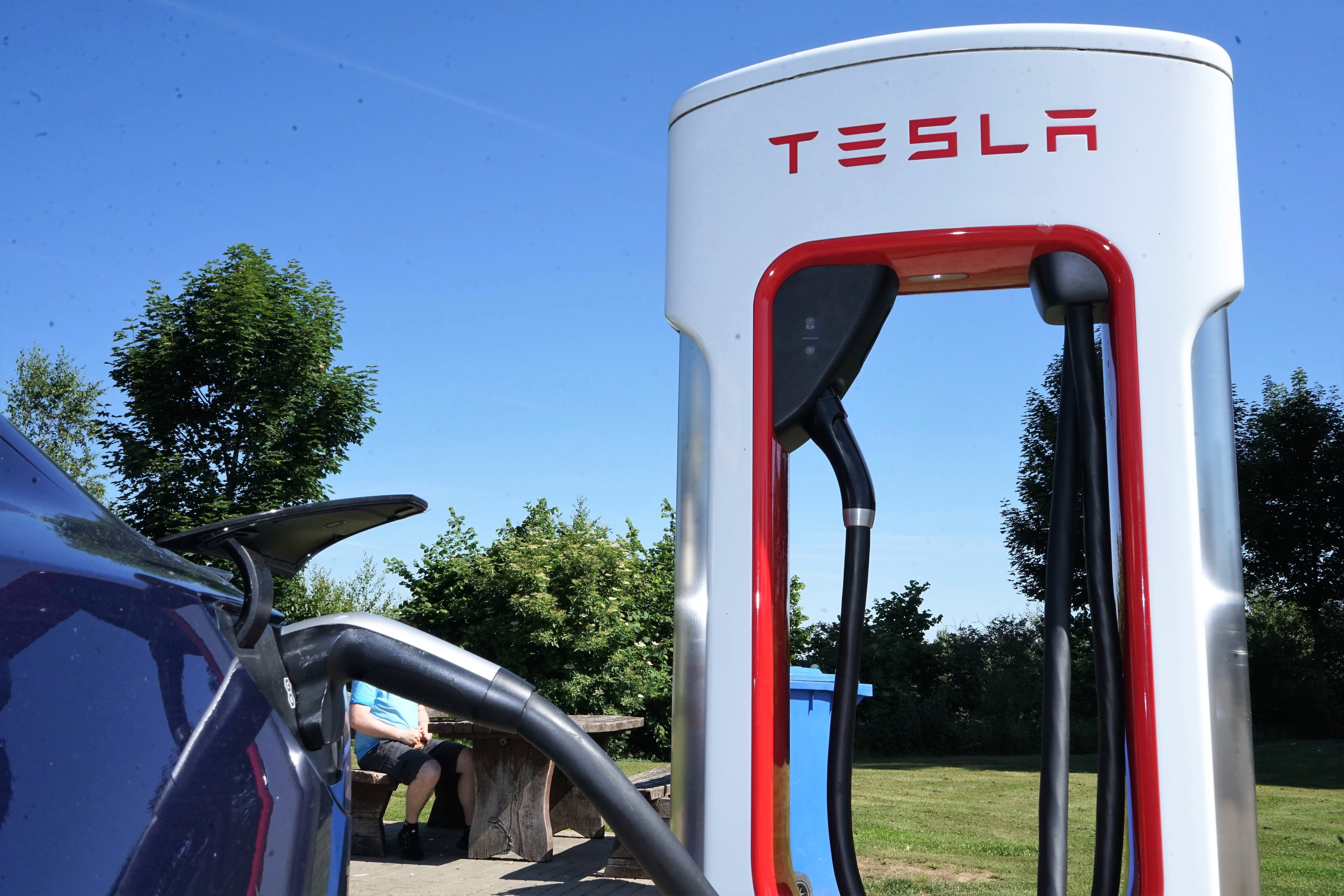 Schwerer Unfall - Tesla-Fahrer verbrennt in seinem Wagen! Fahrer knallt gegen Betonmast und stirbt