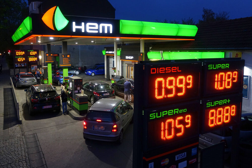 Polizei warnt - Raubüberfall auf Tankstelle - Bewaffneter Täter entkommt im Schneetreiben!