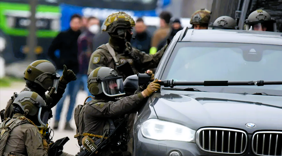 Eilmeldung! Messer-Mann fliet nach Angriff mit Kind! Nun ist er mit seinem Kind auf der Flucht