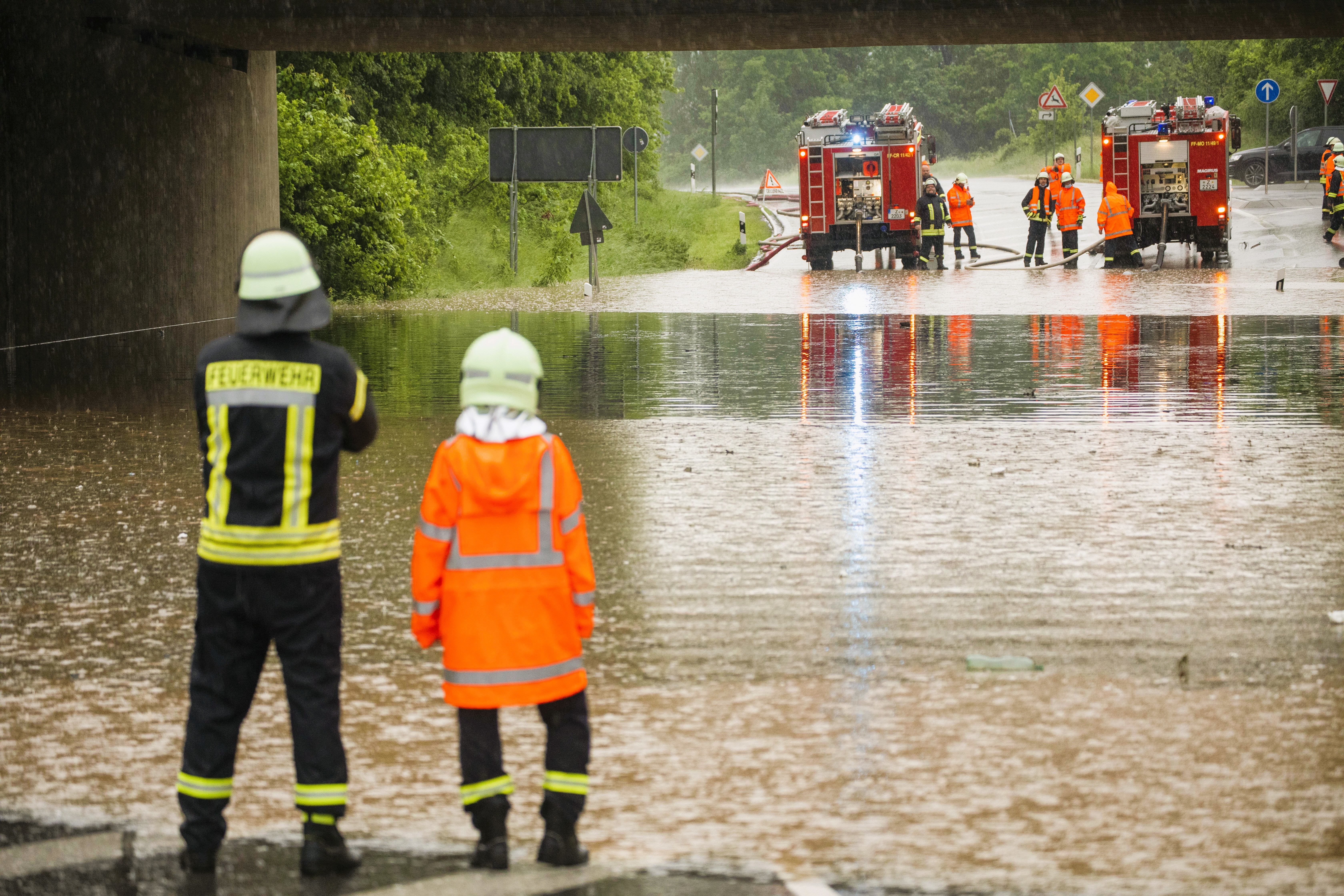 Toter nach schweren Unwettern in Deutschland! Mann stirbt an Stromschlag im vollgelaufenen Keller