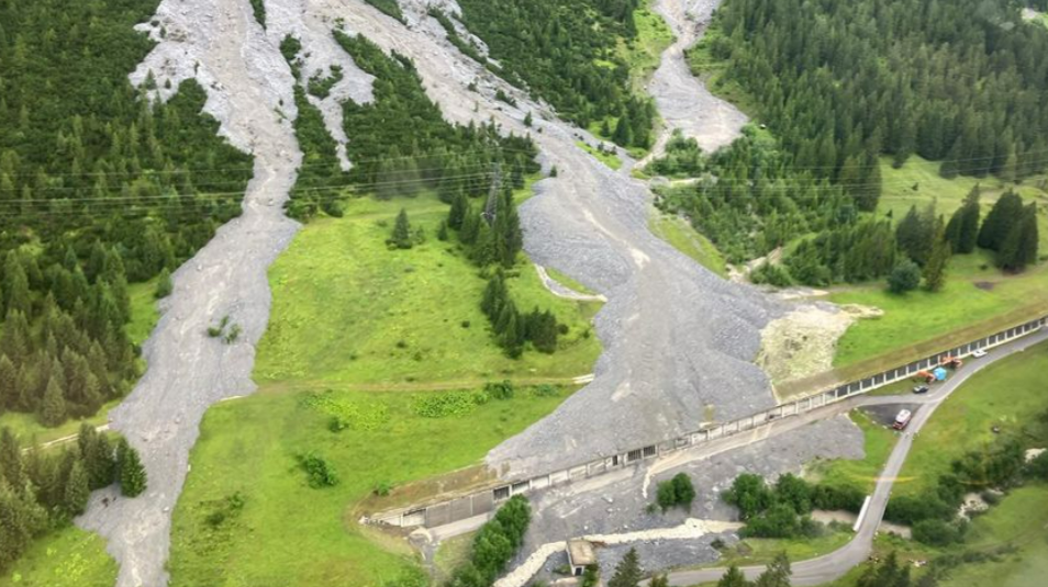Erdrutsch verschüttet Tunnel! Nach Unwetter in Österreich - Erdrutsch verschüttet Tunnel am Arlberg
