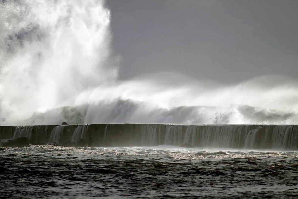Une gigantesque vague emporte plusieurs touristes en mer ! L'île espagnole se transforme en cauchemar